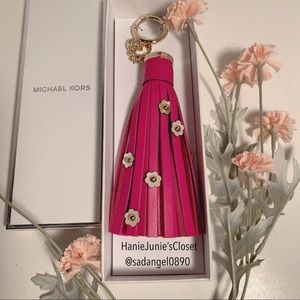 MICHAEL KORS FLORAL LEATHER TASSEL KEY CHARM